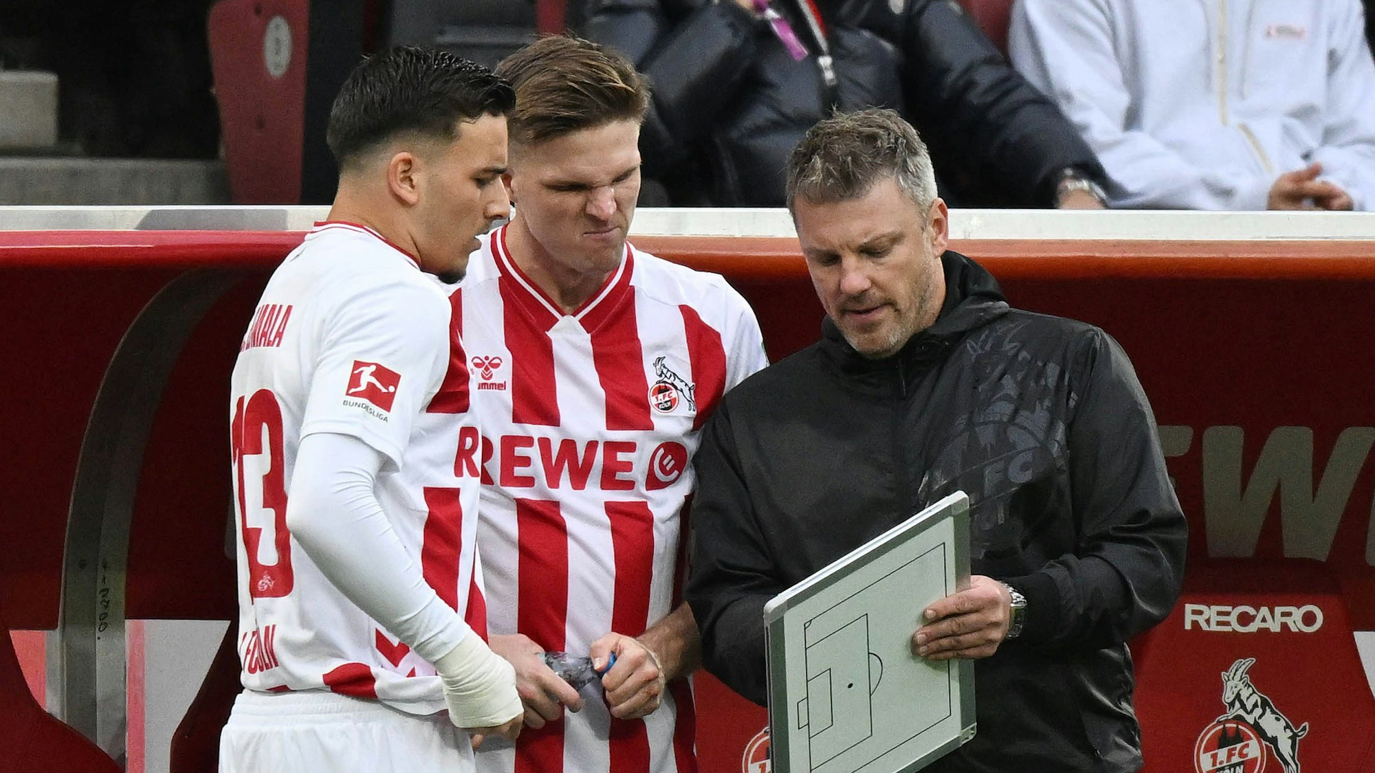 Mit den Einwechslungen von Traumtorschütze Said El Mala (l.) und Vorlagengeber Marius Bülter (M.) veränderte FC-Trainer Lukas Kwasniok das Heimspiel gegen Augsburg entscheidend.