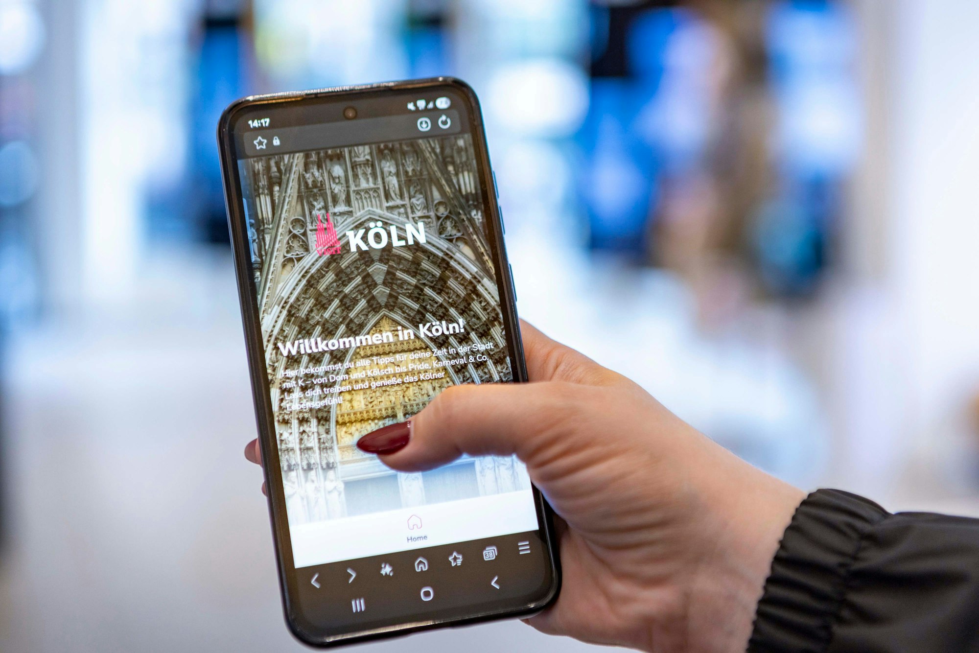 Auf dem Foto ist ein Handy zu sehen, auf dem die digitale Gästemappe als App von Kölntourismus zu sehen ist.
