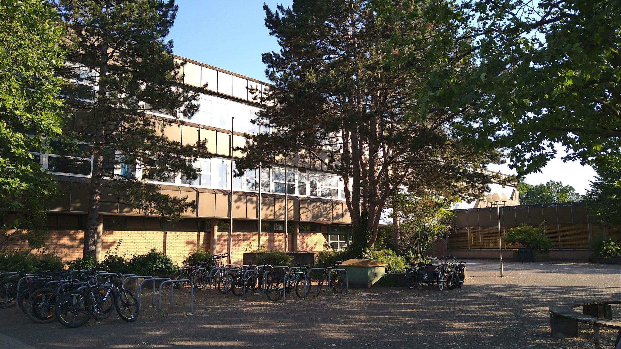 Das Heinrich-Mann-Gymnasium wurde vor zwar 50 Jahren gegründet, das heutige Schulgebäude wurde allerdings erst 1979 fertiggestellt.