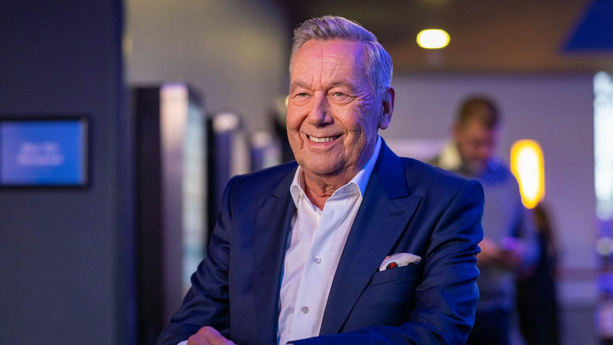 Bei der Premiere des Films „50 Jahre Roland Kaiser - Ein Leben für die Musik“ sitzt der Schlagersänger Roland Kaiser bei einem Interview