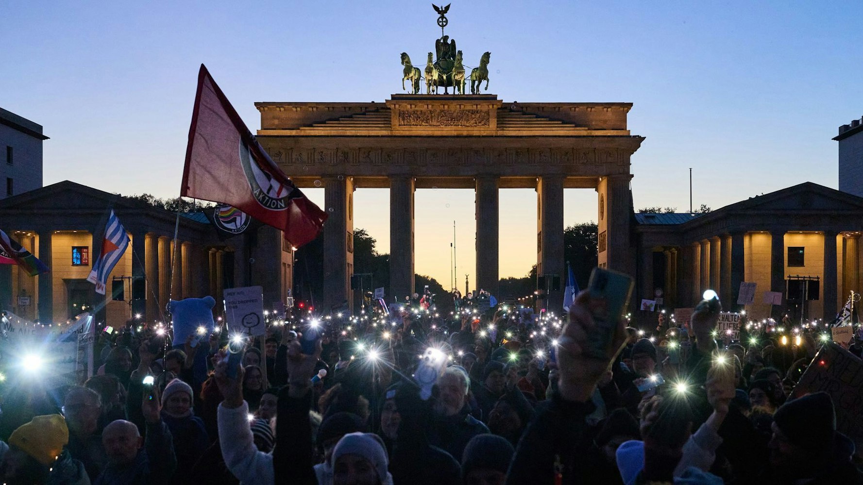 Demonstranten vor dem Brandenburger Tor.