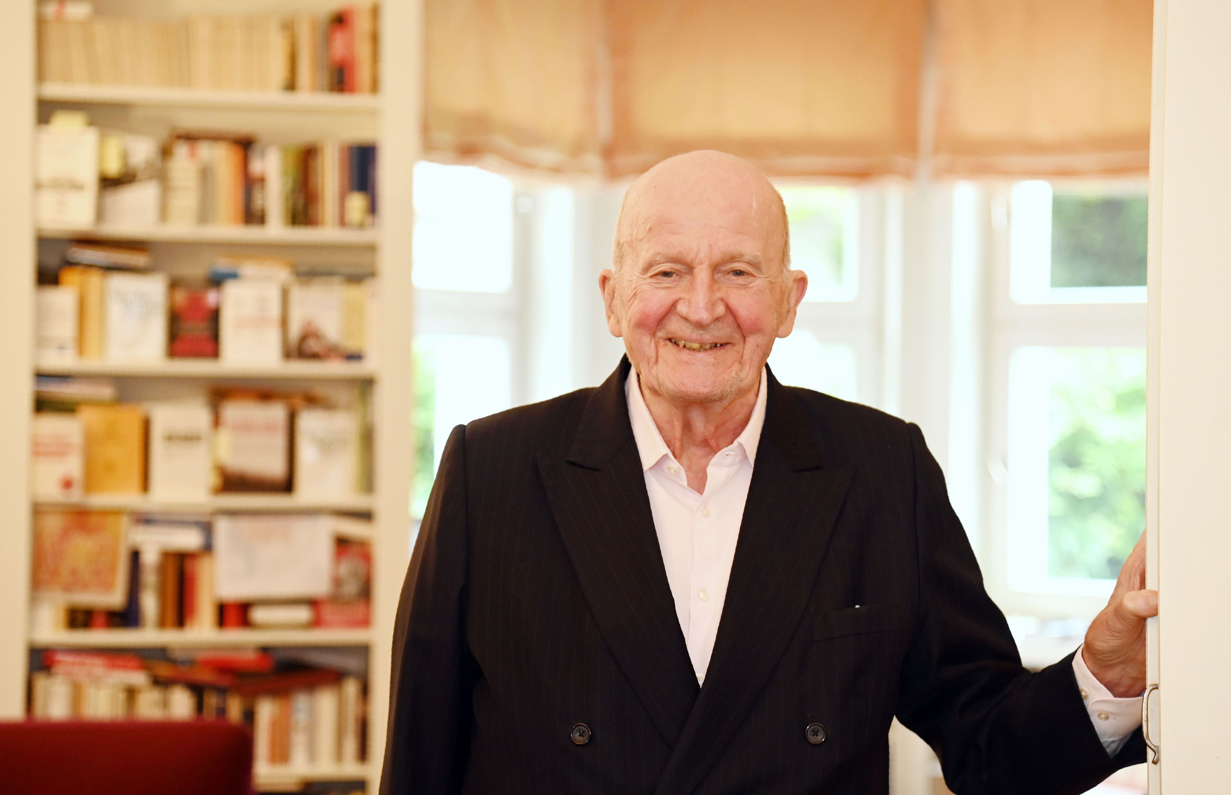 Peter Jungen steht