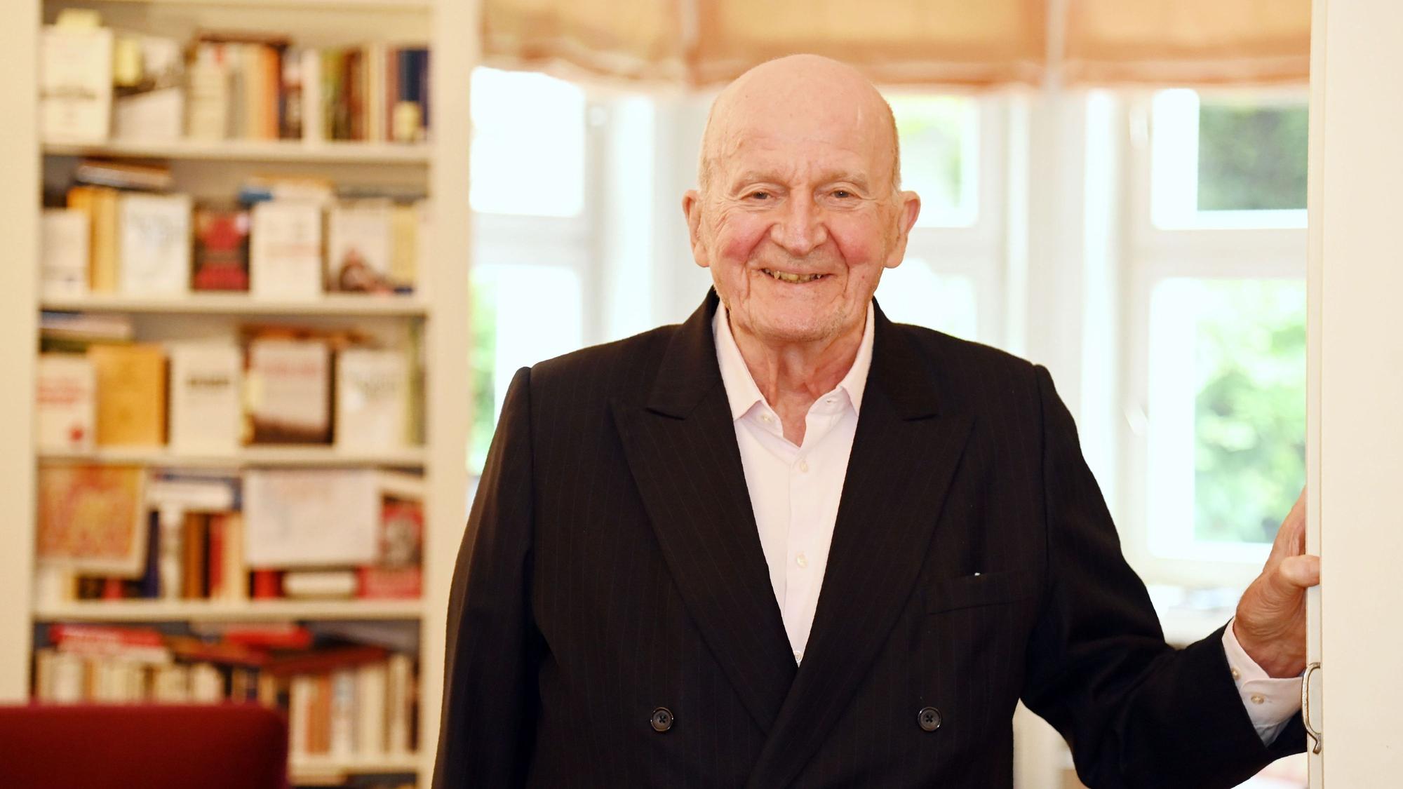 Peter Jungen steht