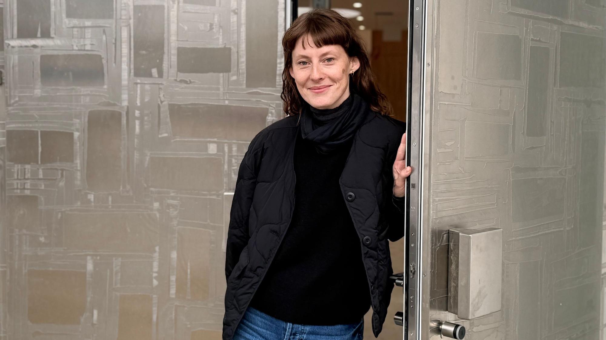 Joanna Kischka an der Tür des Kulturforums