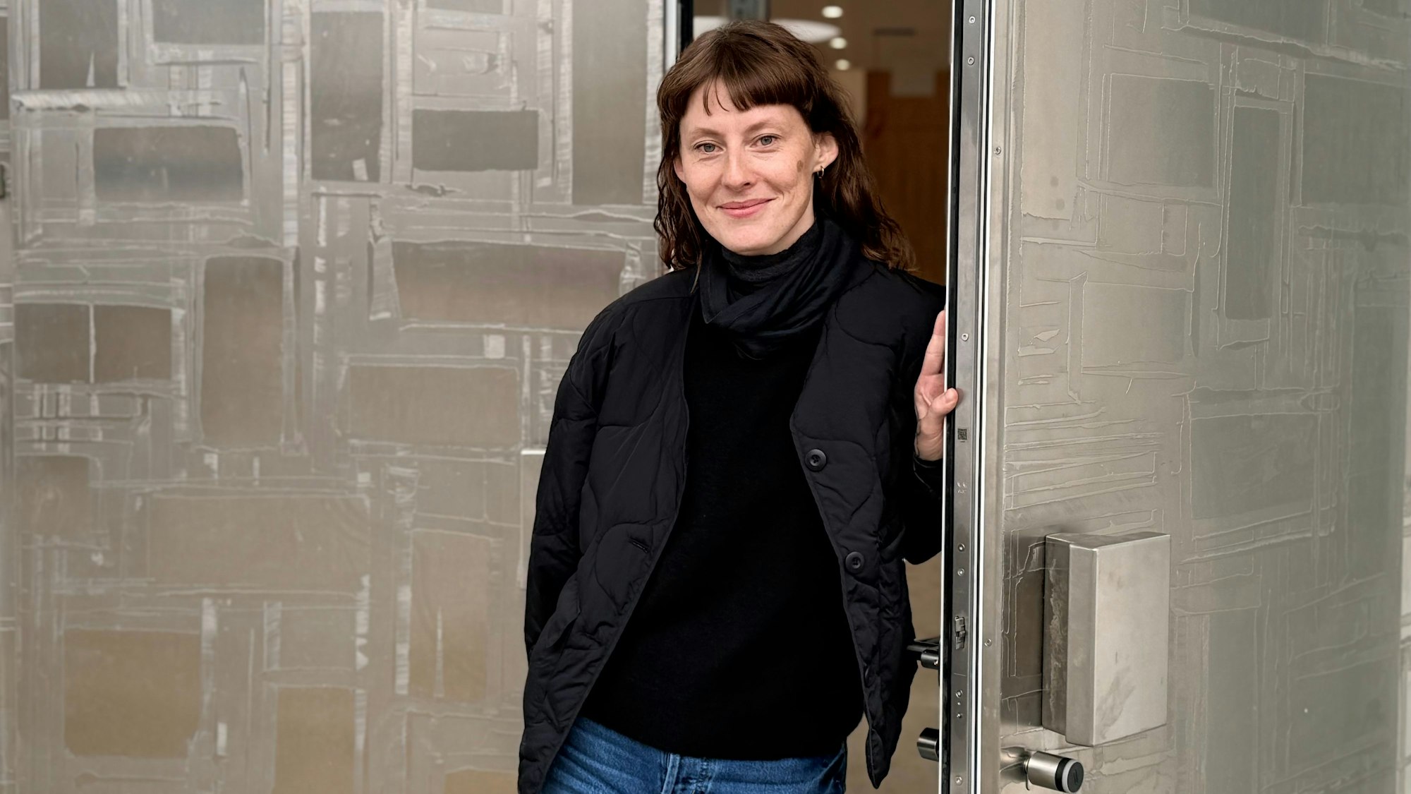 Joanna Kischka an der Tür des Kulturforums