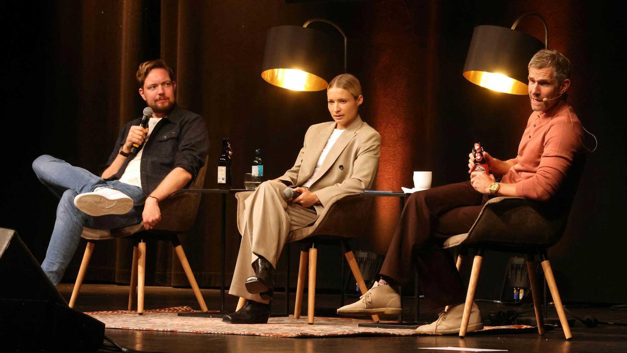 Für seine Show holte Moderator und Podcaster Micky Beisenherz (r.) auch Comedian Bastian Bielendorfer und Sportjournalistin Lena Cassel auf die Bühne der Stadthalle in Mülheim.