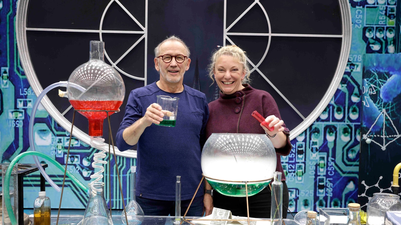 Regisseurin Eike Ecker und Bühnenbildner Uli Schulz arbeiten am Wunschpunsch.