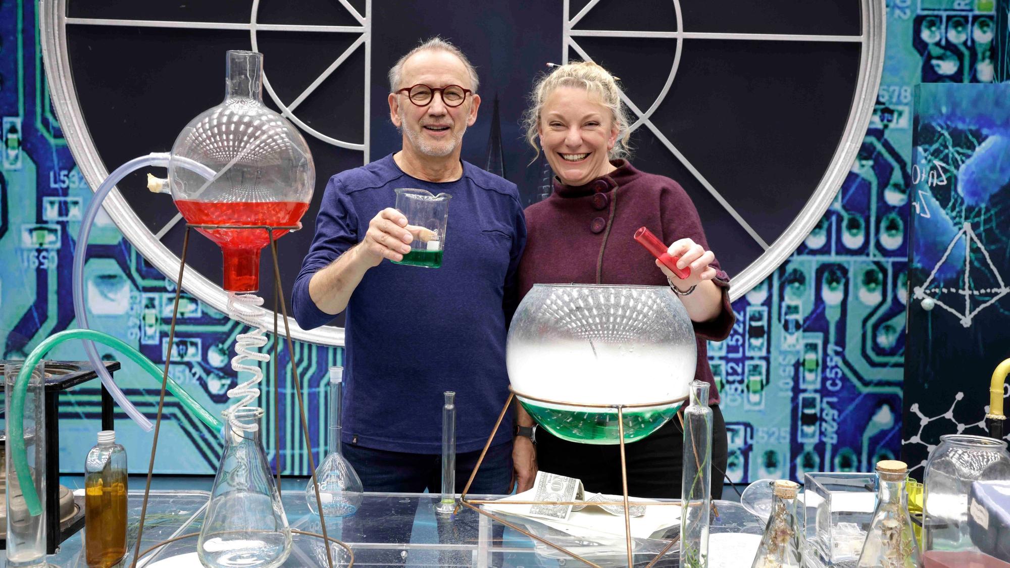 Regisseurin Eike Ecker und Bühnenbildner Uli Schulz arbeiten am Wunschpunsch.