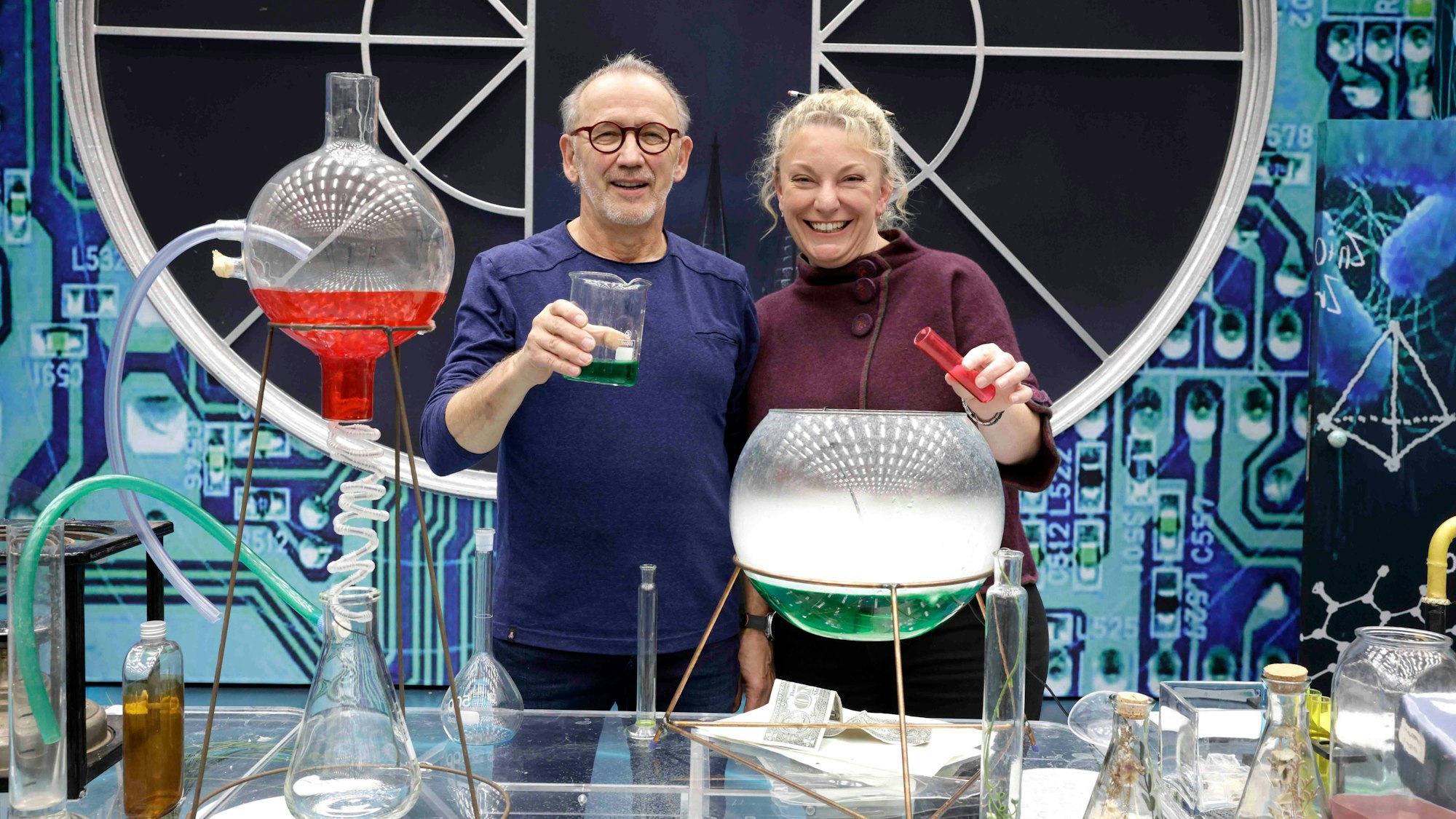 Regisseurin Eike Ecker und Bühnenbildner Uli Schulz arbeiten am Wunschpunsch.