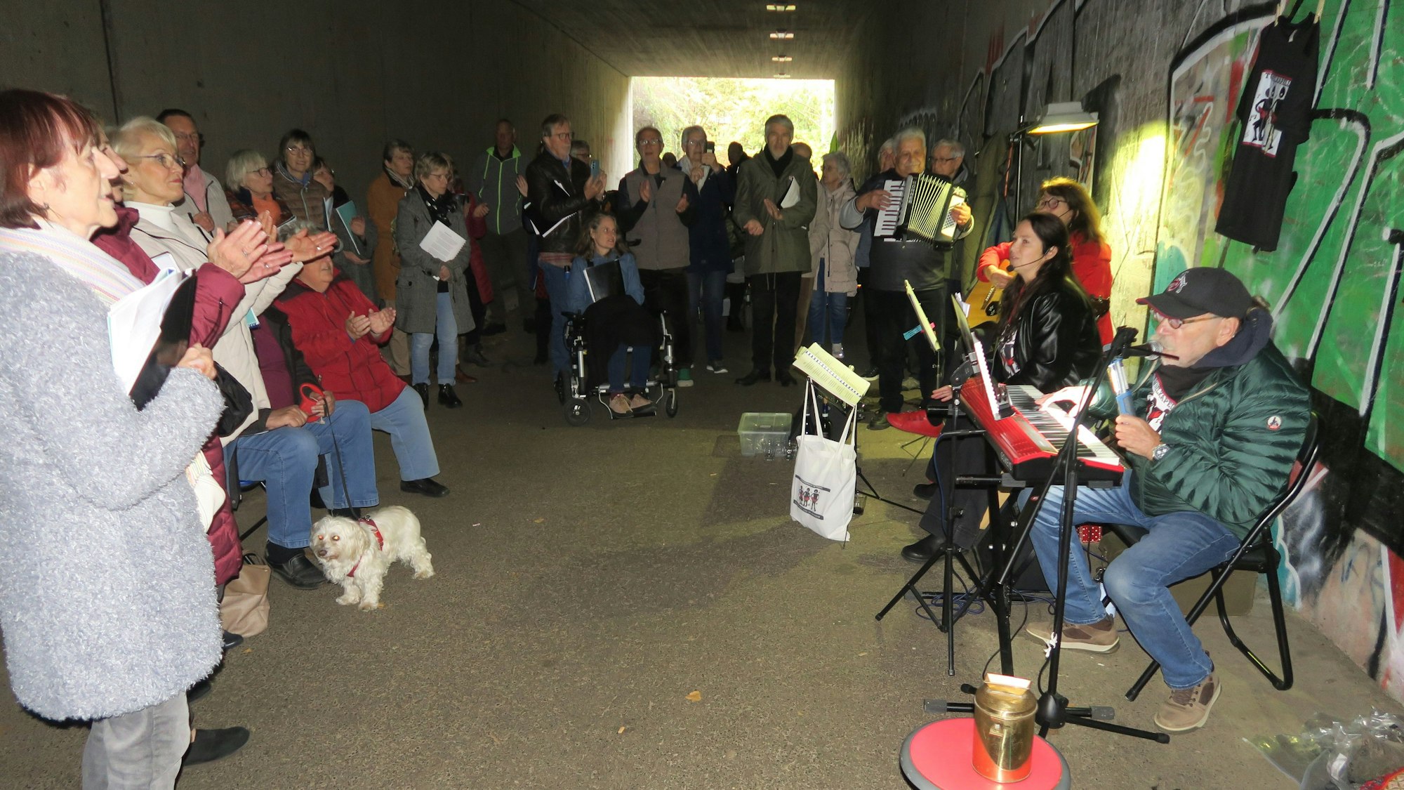 Tunnel-Band mit Gaststar: Antonio Mura (Akkordeon), Dorothee Schmitz (Gitarre), Tanja Mura (Cajon) und Gaststar Janus Fröhlich (Keyboard) sorgten für Stimmung in der Unterführung.