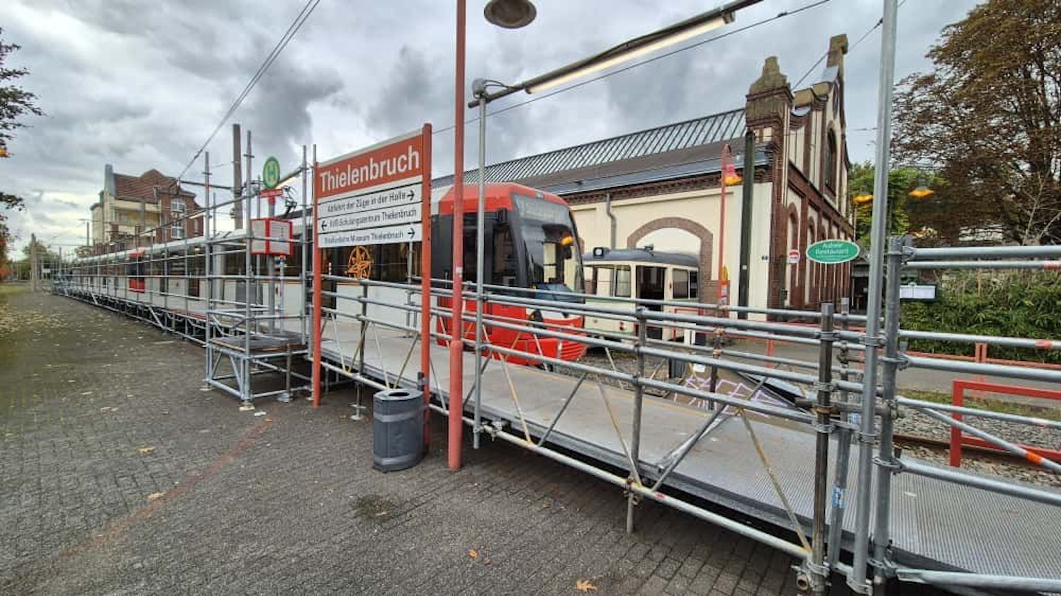 Die Haltestelle Thielenbruch mit dem Straßenbahnmuseum ist zu sehen.