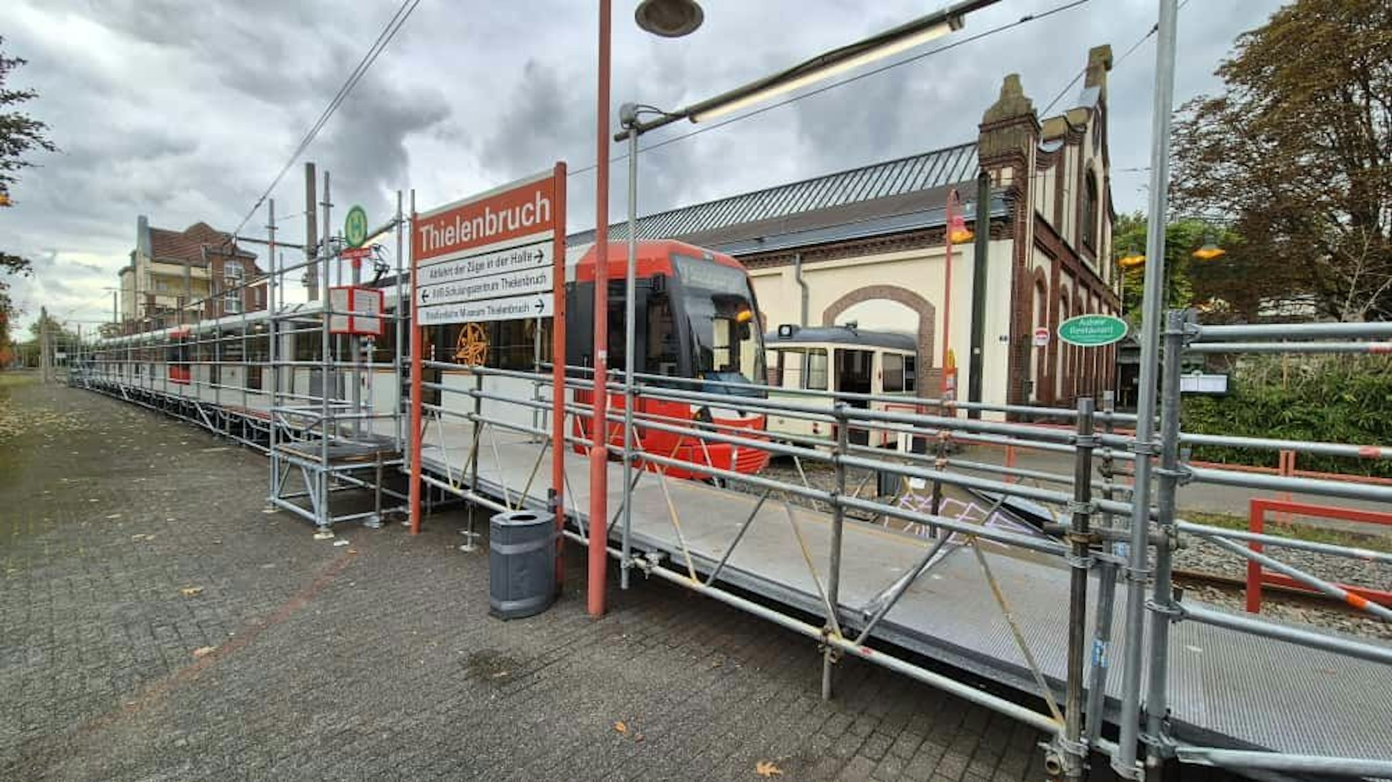 Die Haltestelle Thielenbruch mit dem Straßenbahnmuseum ist zu sehen.