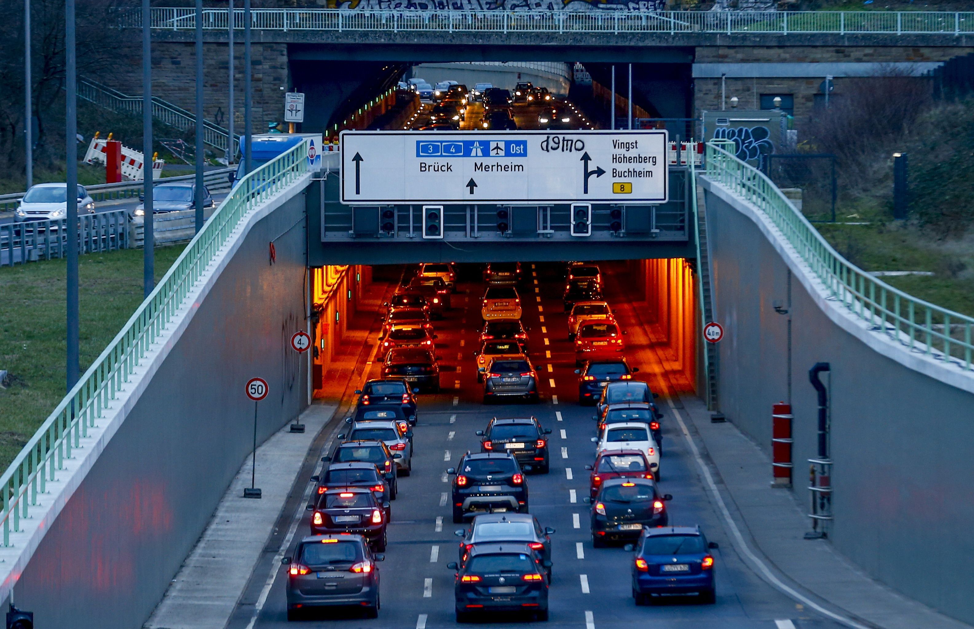 Blick stadtauswärts auf den Autobahntunnel der B55a, den sogenannten Kalker Tunnel. Er muss in zwei Nächten gesperrt werden. (Archivbild)