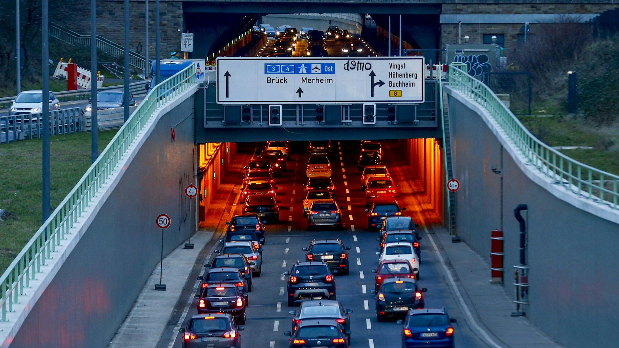 Blick stadtauswärts auf den Autobahntunnel der B55a, den sogenannten Kalker Tunnel. Er muss in zwei Nächten gesperrt werden. (Archivbild)
