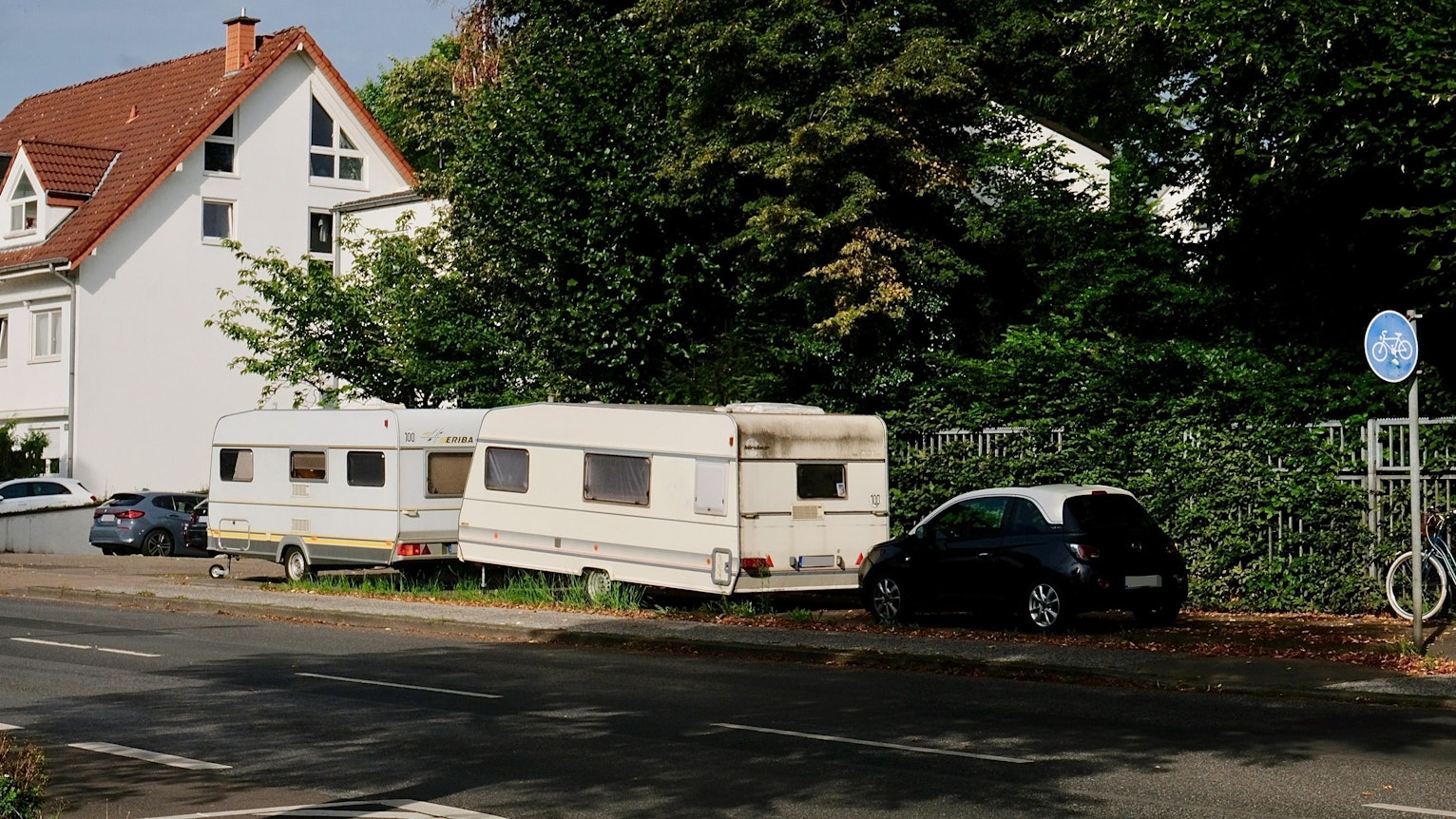 Abgestellte Wohnwagen säumen die Gleueler Straße.