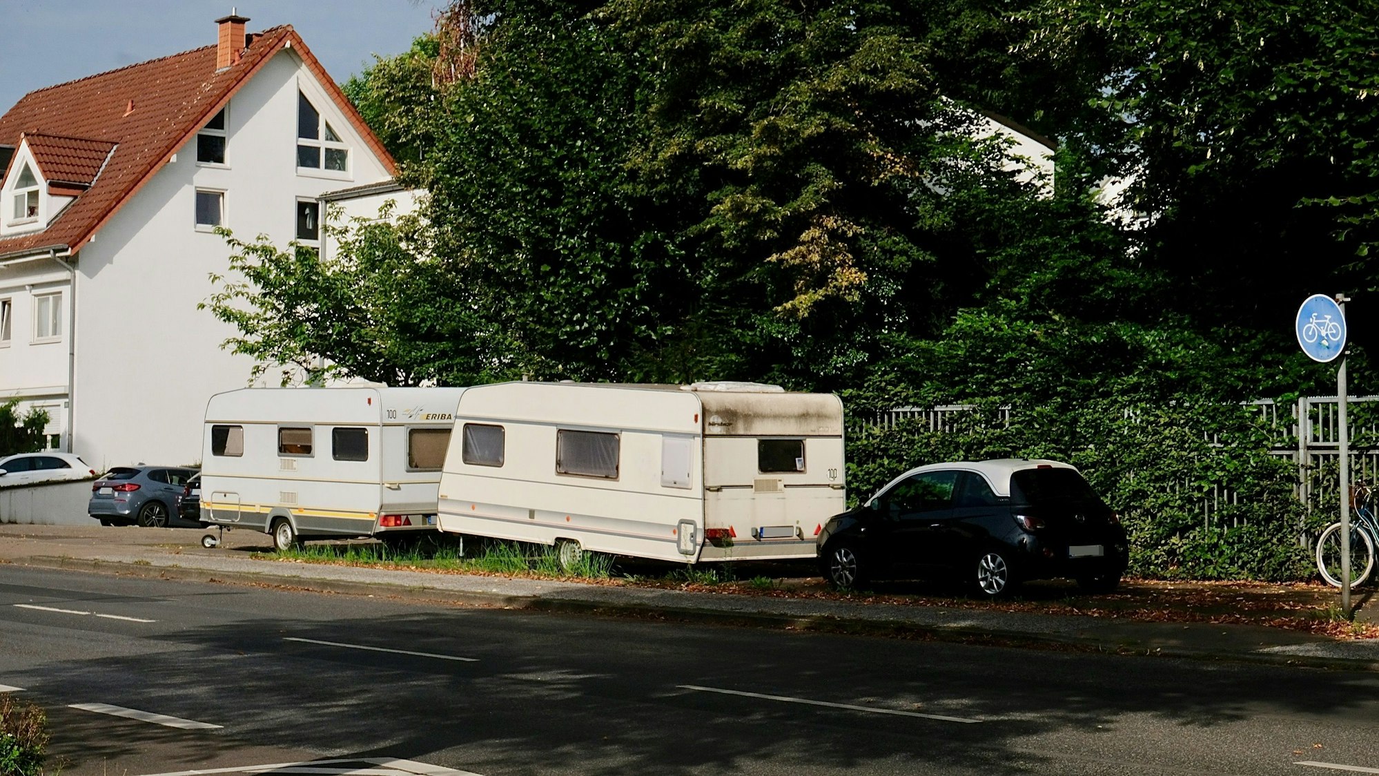 Abgestellte Wohnwagen säumen die Gleueler Straße.