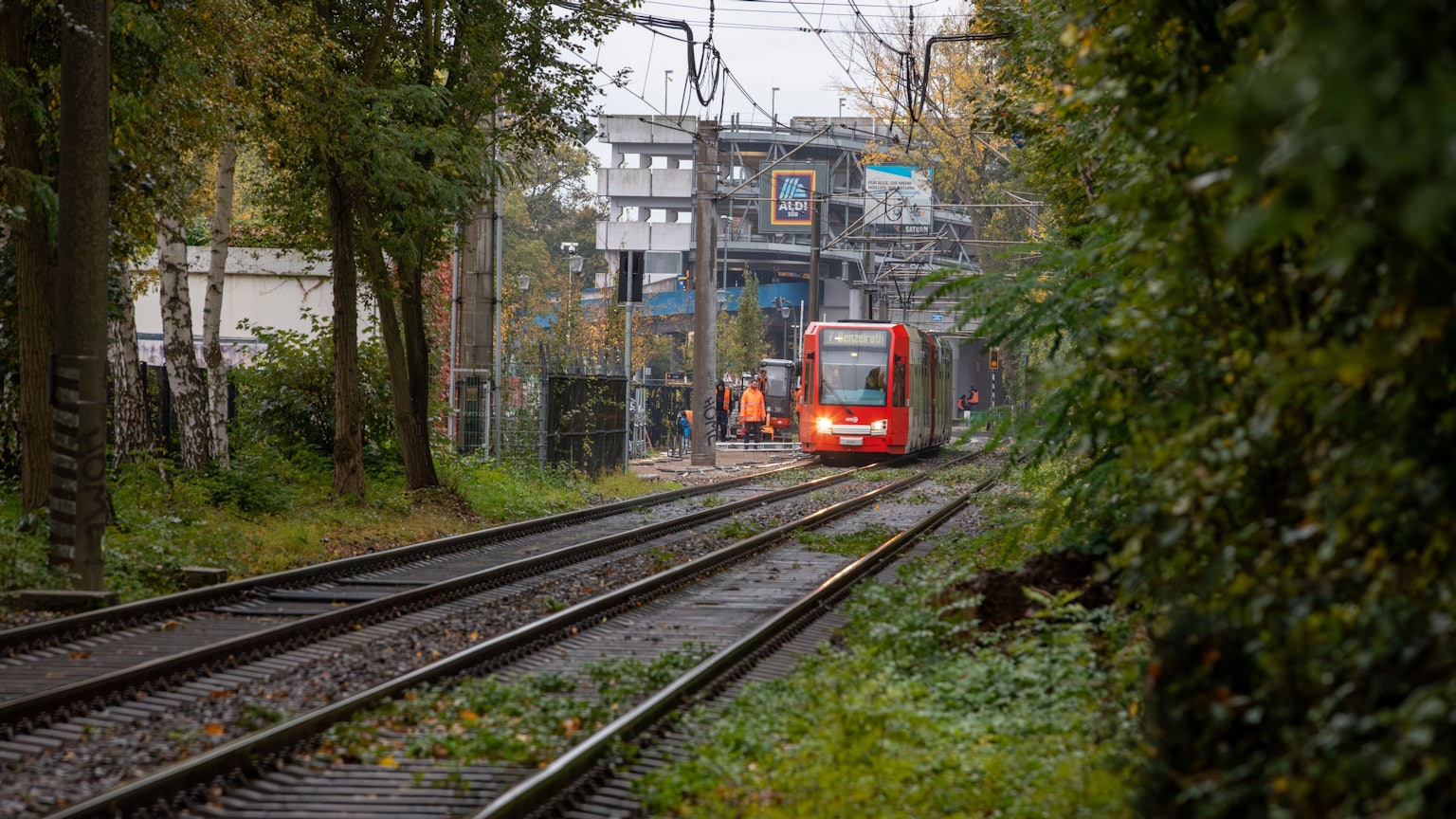 Die Kölner Verkehrs-Betriebe (KVB) bauen für die Linie 7 auf Höhe des Glashüttenparks einen Ersatzbahnsteig in Fahrtrichtung Köln.