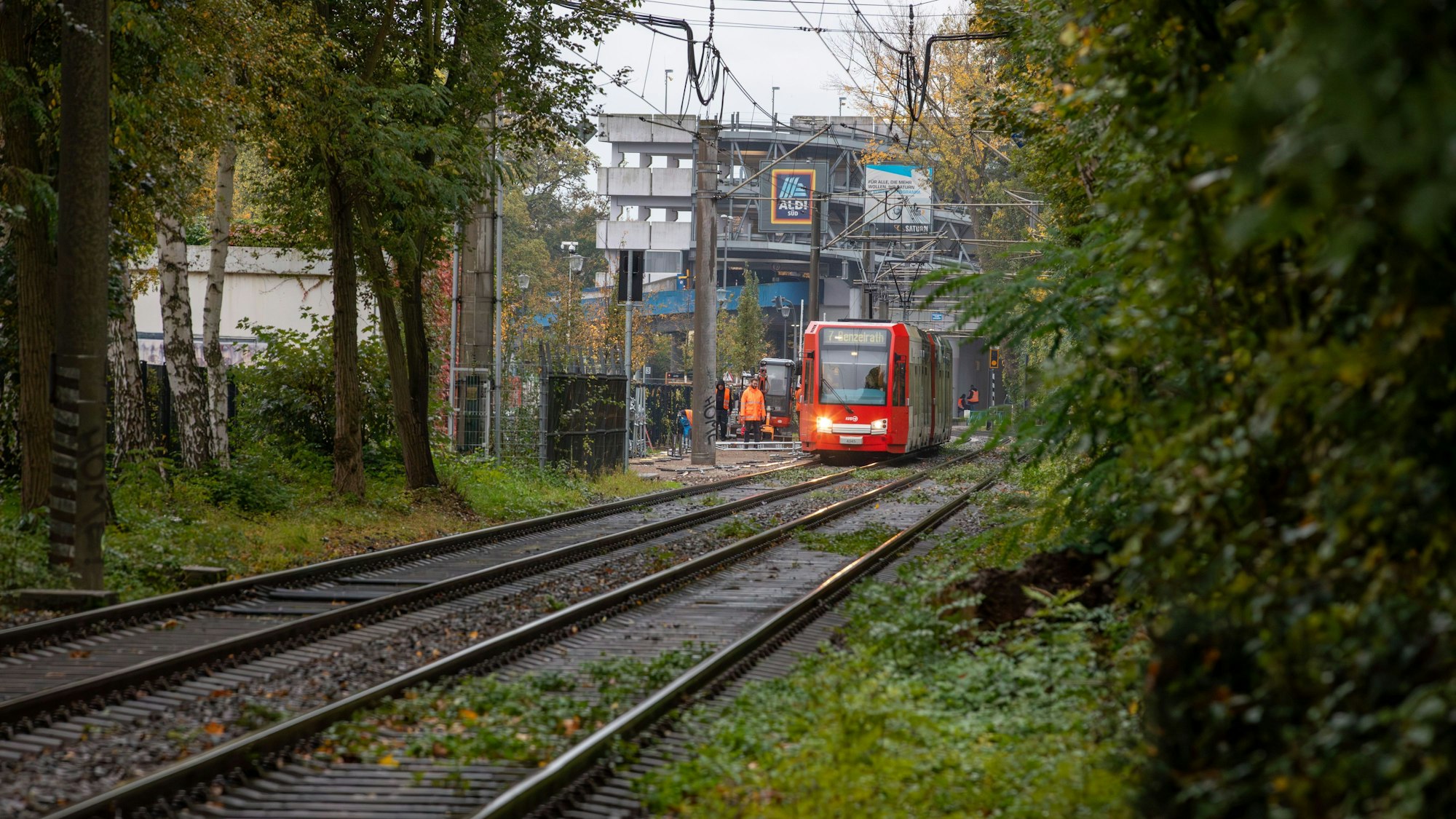 Die Kölner Verkehrs-Betriebe (KVB) bauen für die Linie 7 auf Höhe des Glashüttenparks einen Ersatzbahnsteig in Fahrtrichtung Köln.