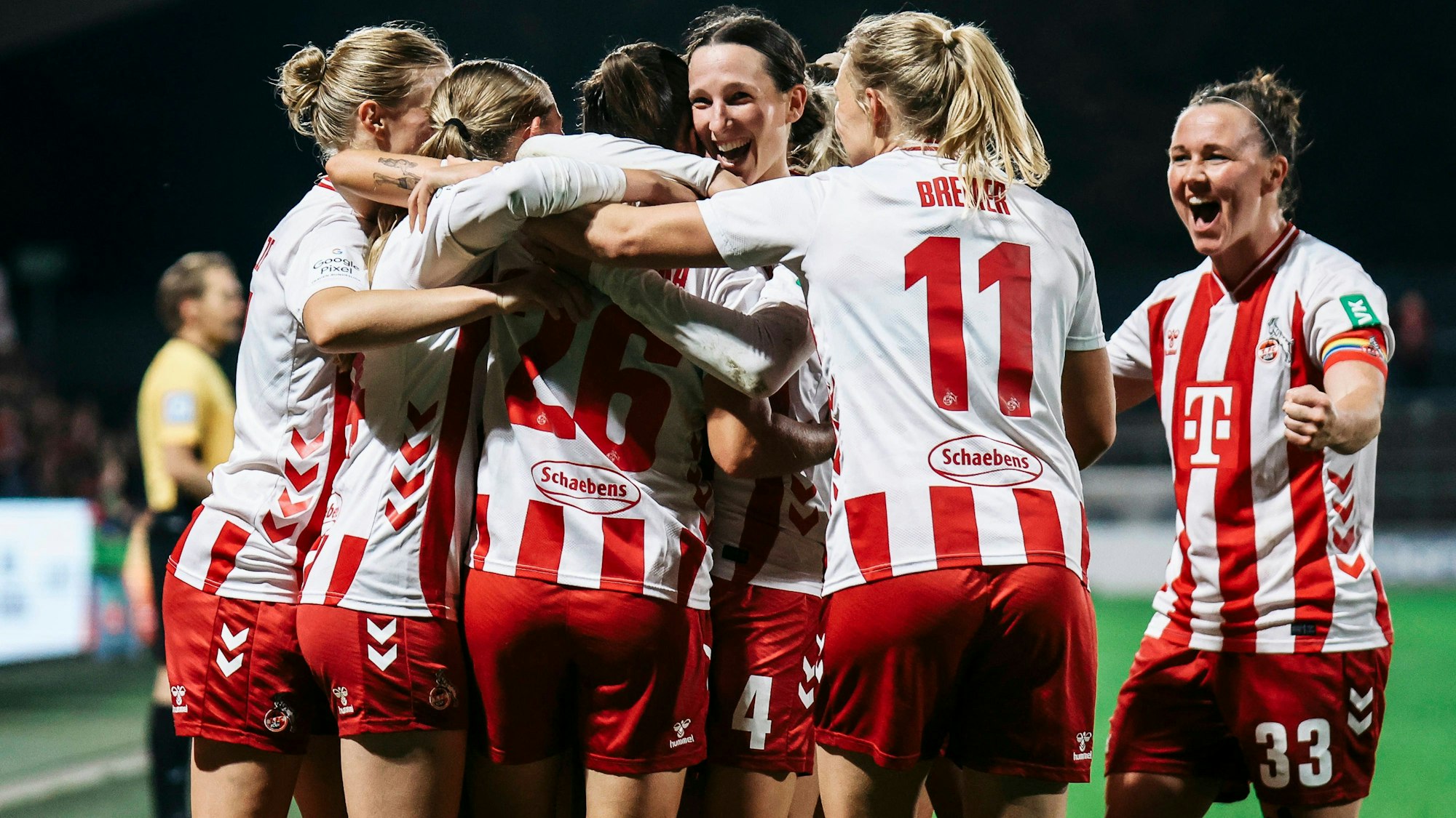 Der 1. FC Köln jubelt zum 2:0 durch Sara Agrež gegen Bayer 04 Leverkusen im Franz-Kremer-Stadion.