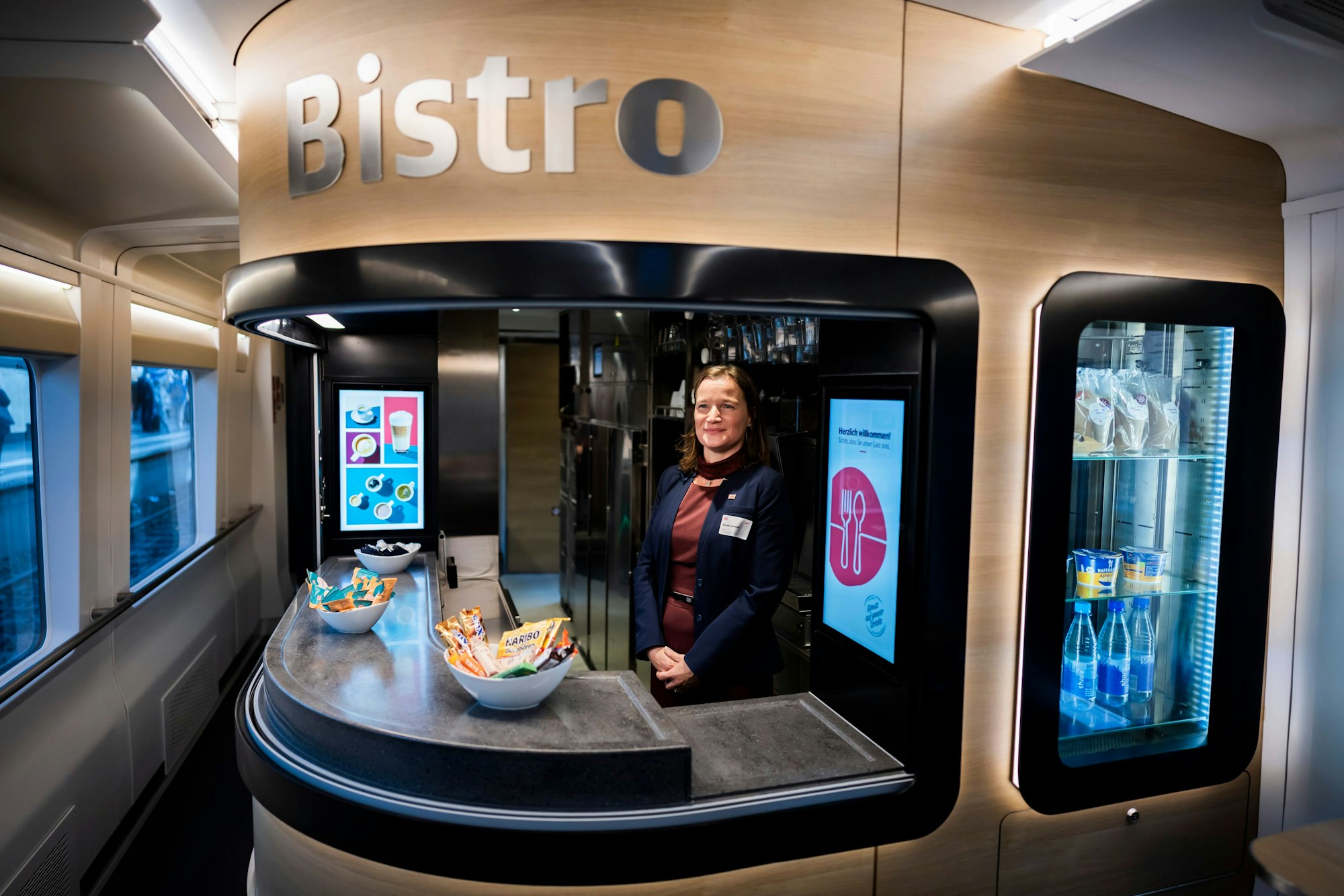 Das Bordbristro bei der Premiere des neuen ICE L der Deutschen Bahn