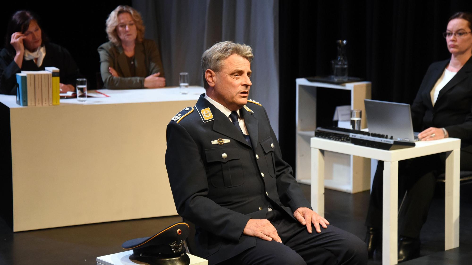 Szene aus der Generalprobe eines Theaterstücks, hier die Vernehmung eines Stabsoffiziers als Zeugen.