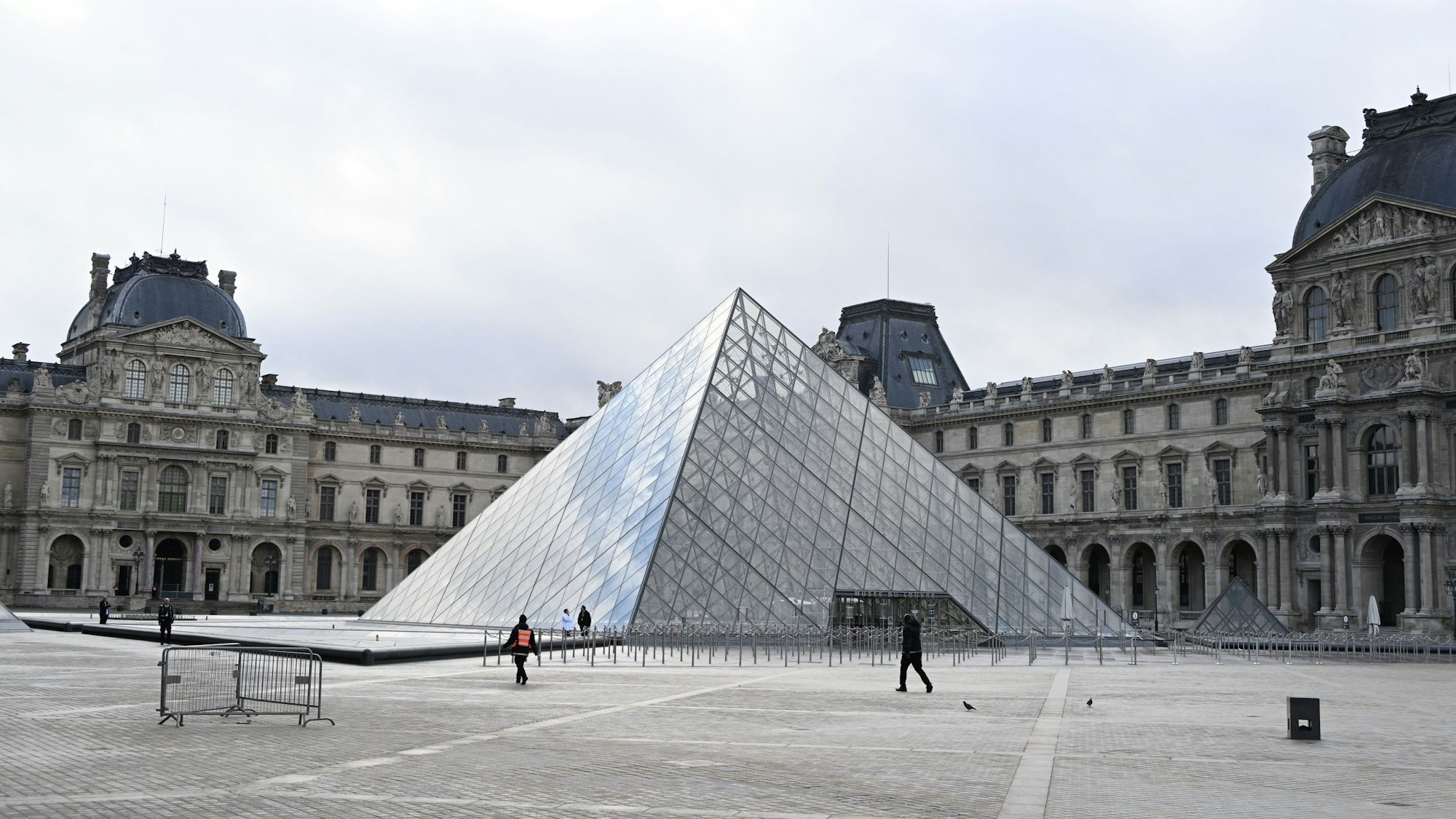 Blick auf den leeren Innenhof des Louvre-Museums, das nach dem Juwelenraub vom Sonntag (19.10.2025) für einen Tag geschlossen bleibt.
