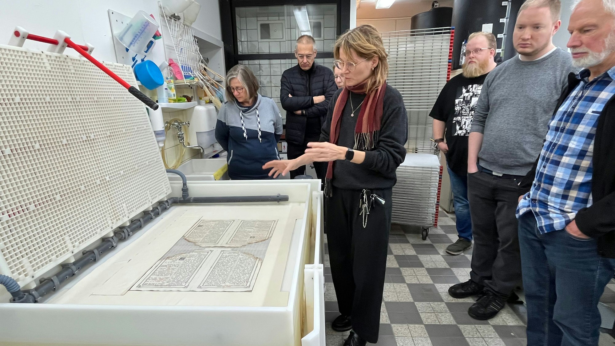 Menschen schauen auf eine Maschine.