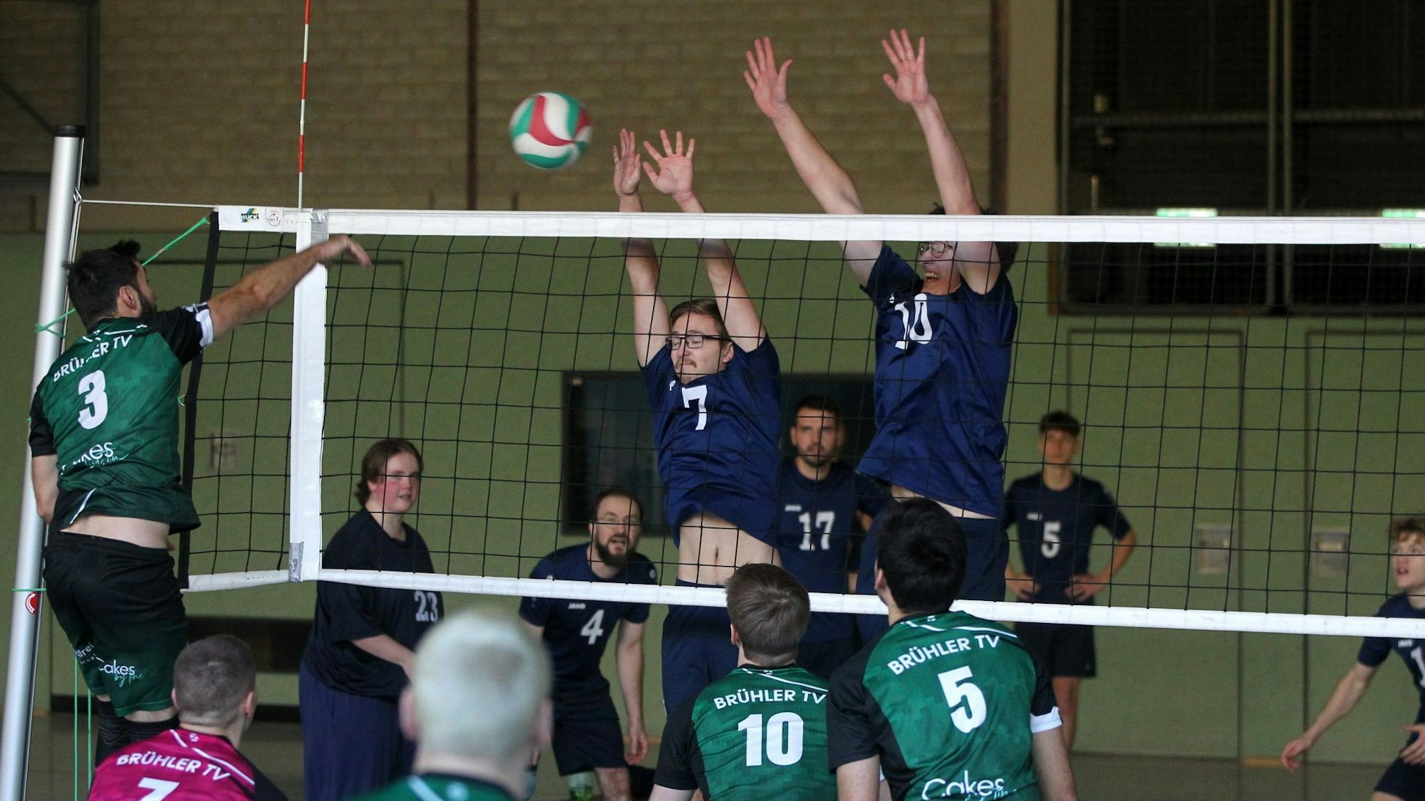 Zwei Blankenheimer Spieler steigen hoch, einem von ihnen gelingt der Block.