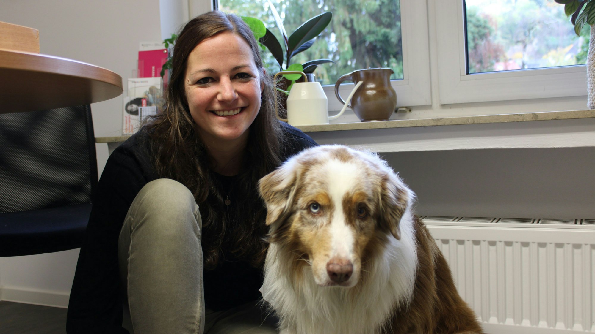 Nadine Kruse mit dem Therapiehund Juno