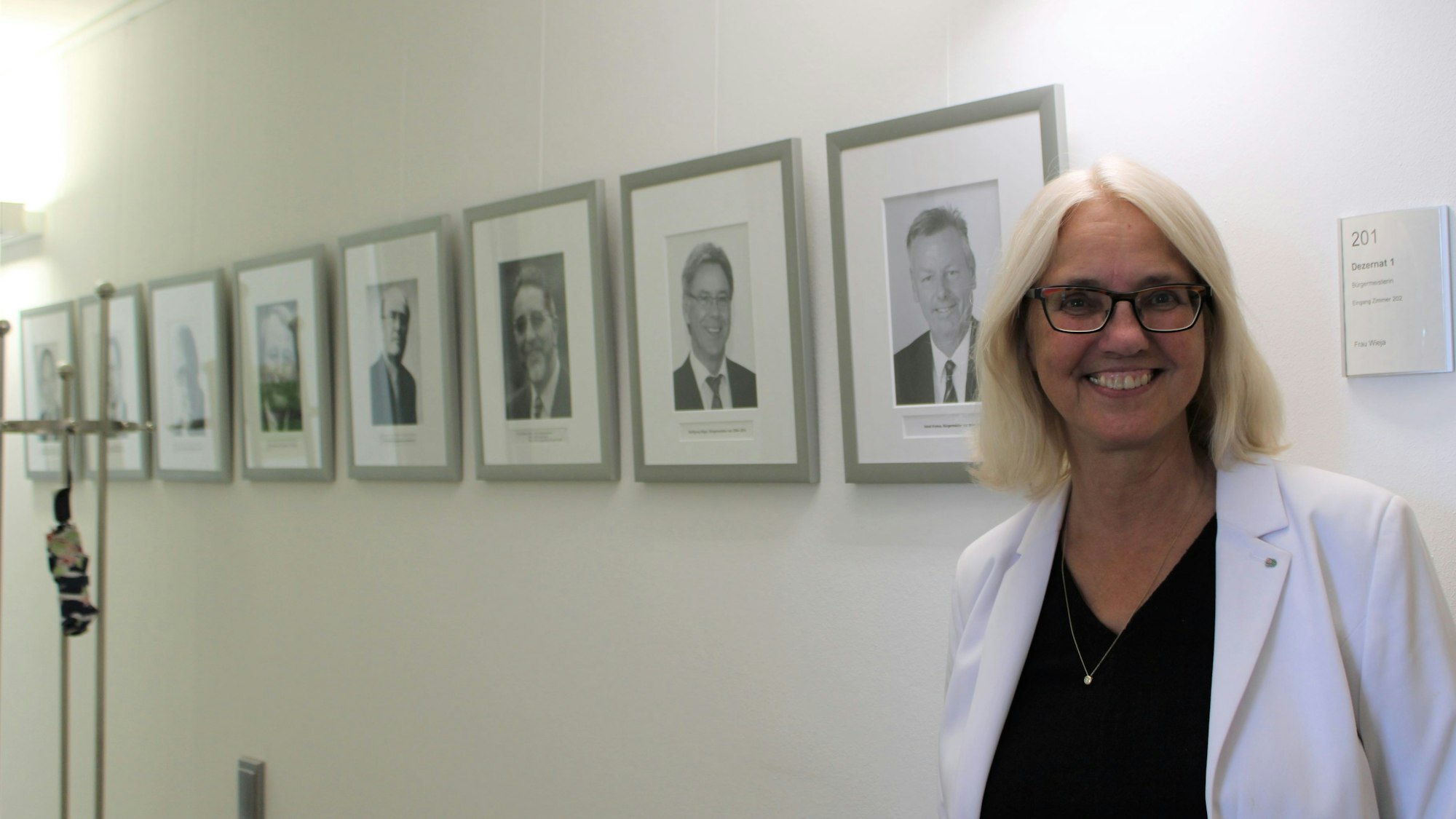 Neben ihren Vorgängern im Rathaus: Claudia Wieja war die erste Frau im Bürgermeisterinnen-Amt in Lohmar.