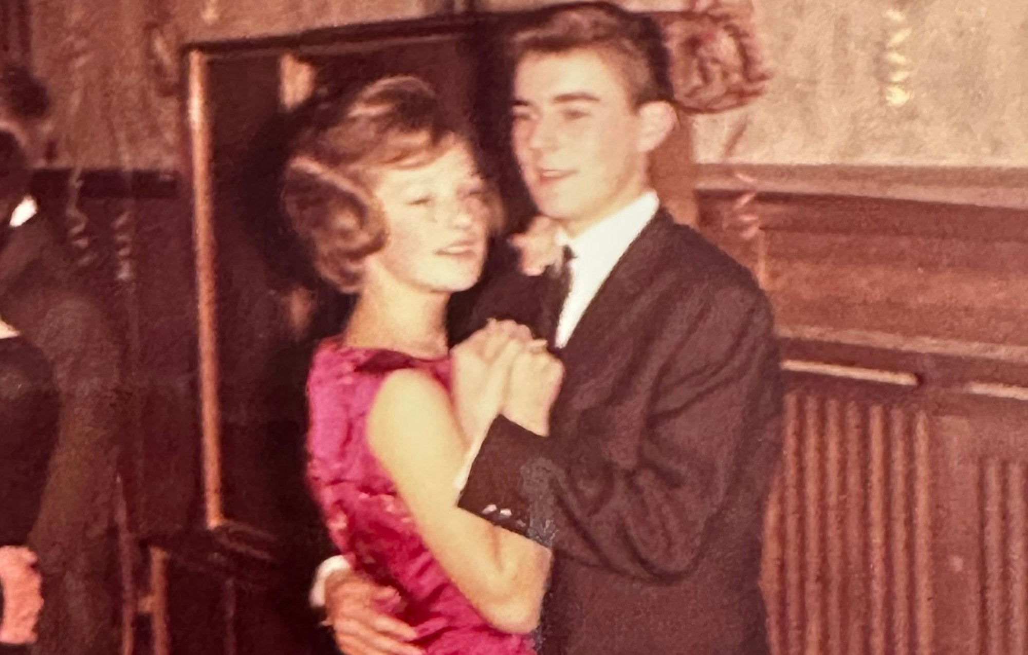 In der Gaststätte „Zur letzten Träne“ in Siegburg feierten Ingrid Marschall und Norbert Husmann Verlobung.