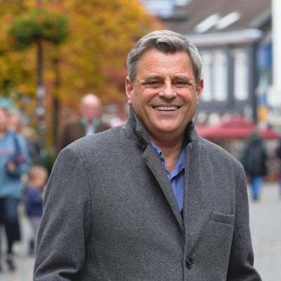 Porträt eines Moderators in der Gummersbacher Fußgängerzone