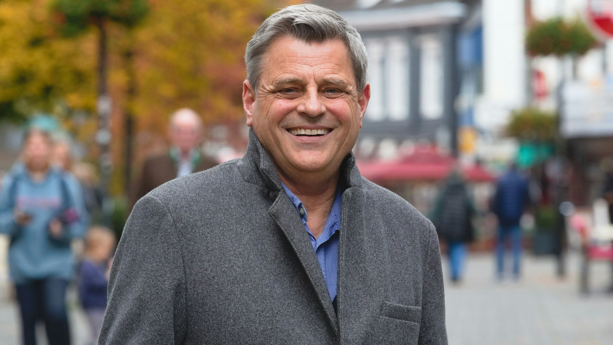 Porträt eines Moderators in der Gummersbacher Fußgängerzone