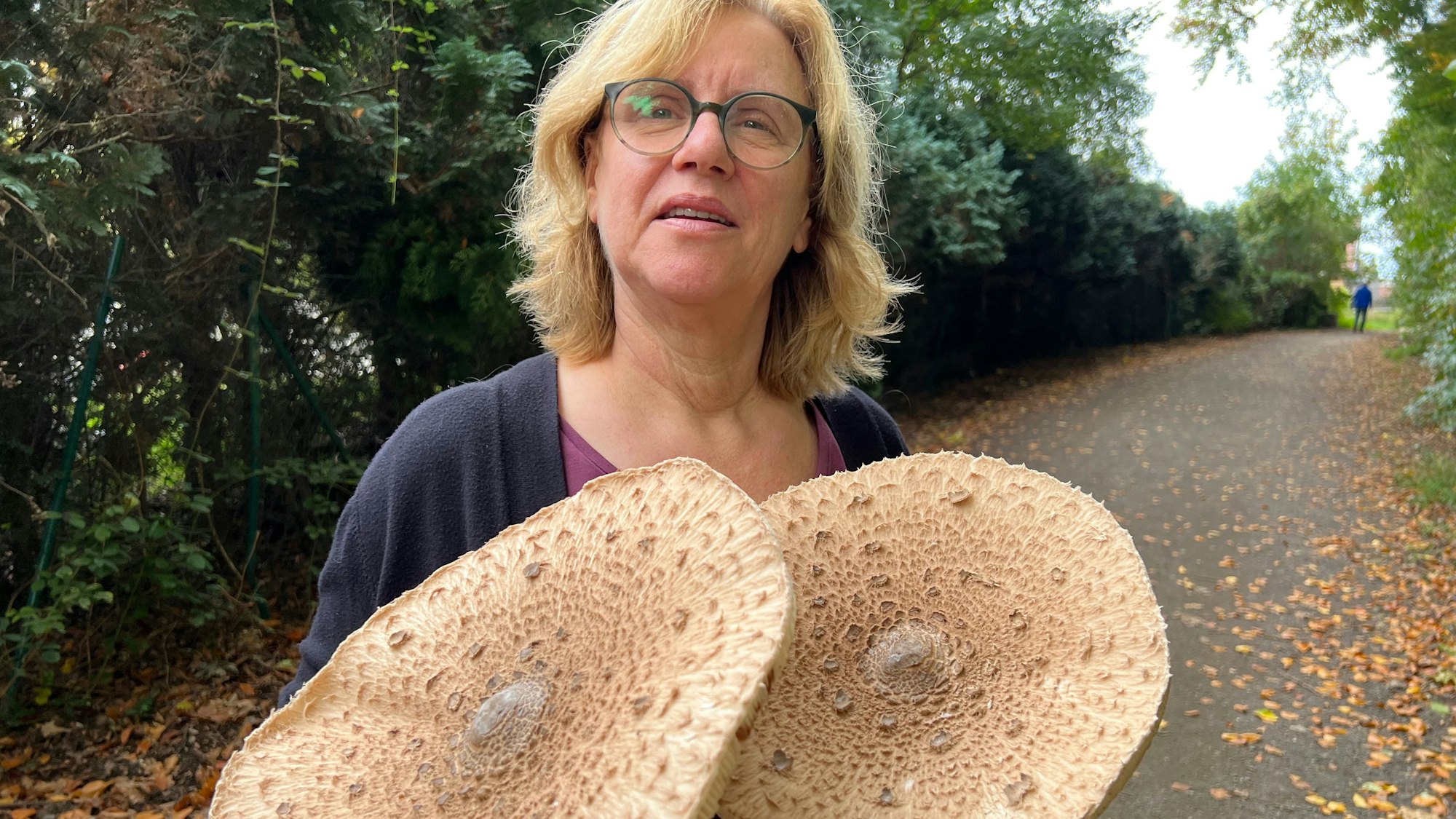 Zu sehen ist Martina Böpple, die große Pilze in ihren Händen hält.
