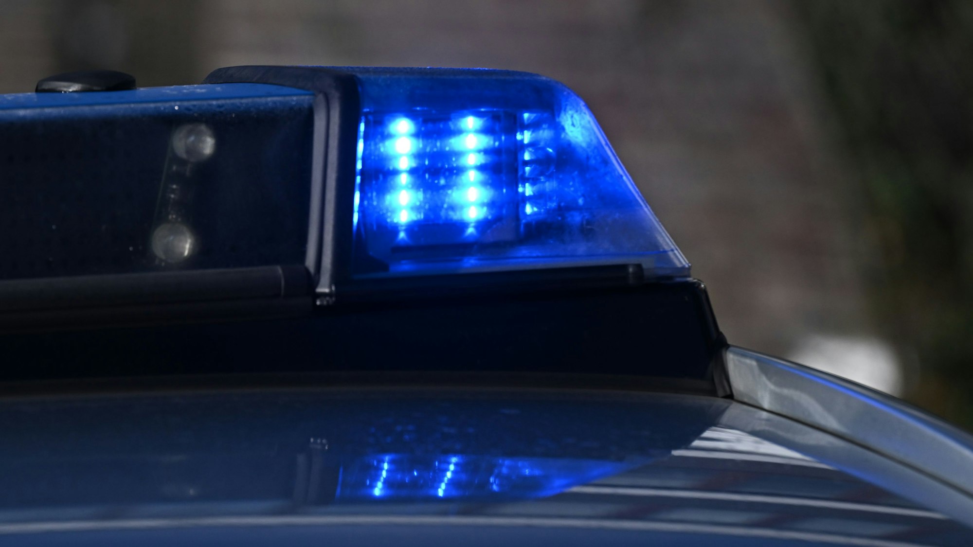 Das Bild zeigt Blaulicht auf einem Polizeifahrzeug (Symbolbild). Foto: Bernd Weißbrod/dpa