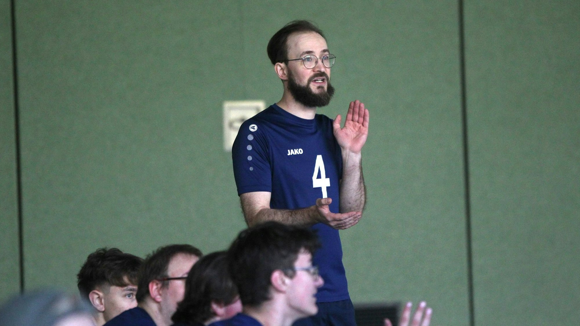 Blankenheims Trainer Nils Wiederer klatscht aufmunternd in die Hände.