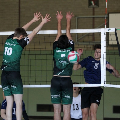 Der von Tim Pint gespielte Ball ging an den beiden blockenden Gegnern aus Brühl vorbei.