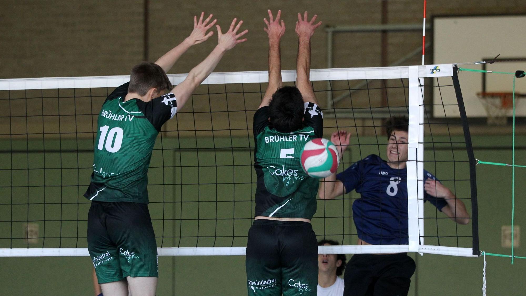 Der von Tim Pint gespielte Ball ging an den beiden blockenden Gegnern aus Brühl vorbei.