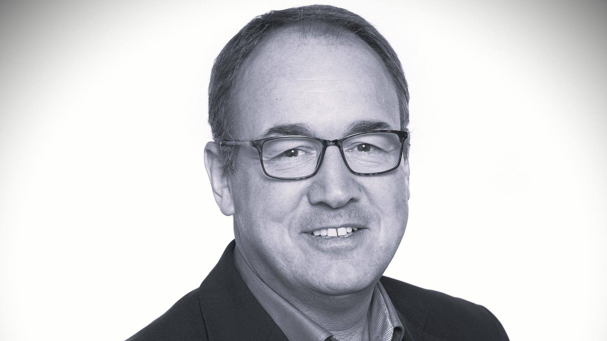 Das Bild zeigt ein Portrait von Rainer Tüschenbönner aus Wesseling, Leiter des Domforums Köln, der bei einer Bergwanderung tödlich verunglückte.