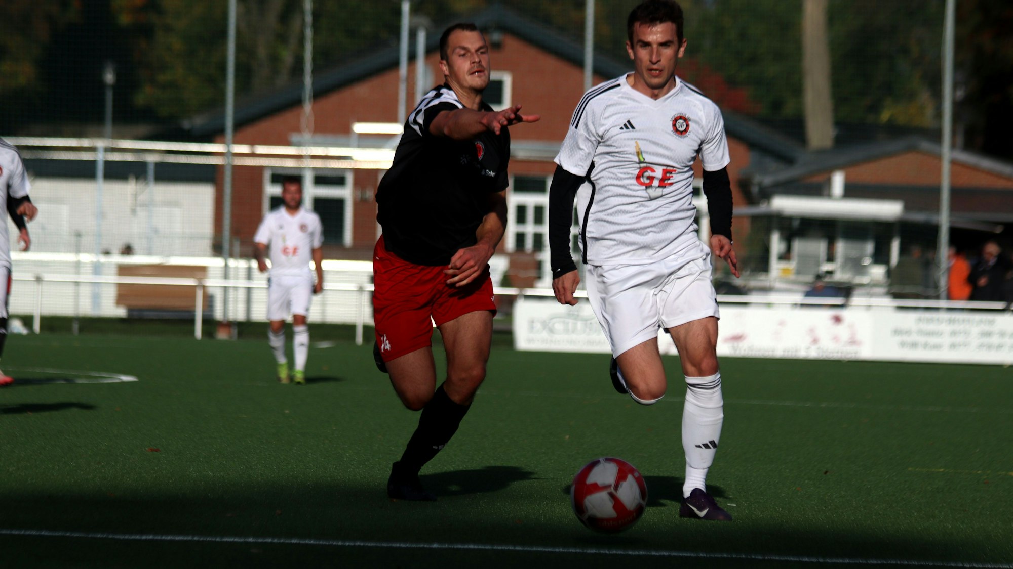 Denis Moruz läuft mit dem Ball auf und davon, Alexander Joist versucht mit einem ausgestreckten Arm den Gegenspieler festzuhalten.