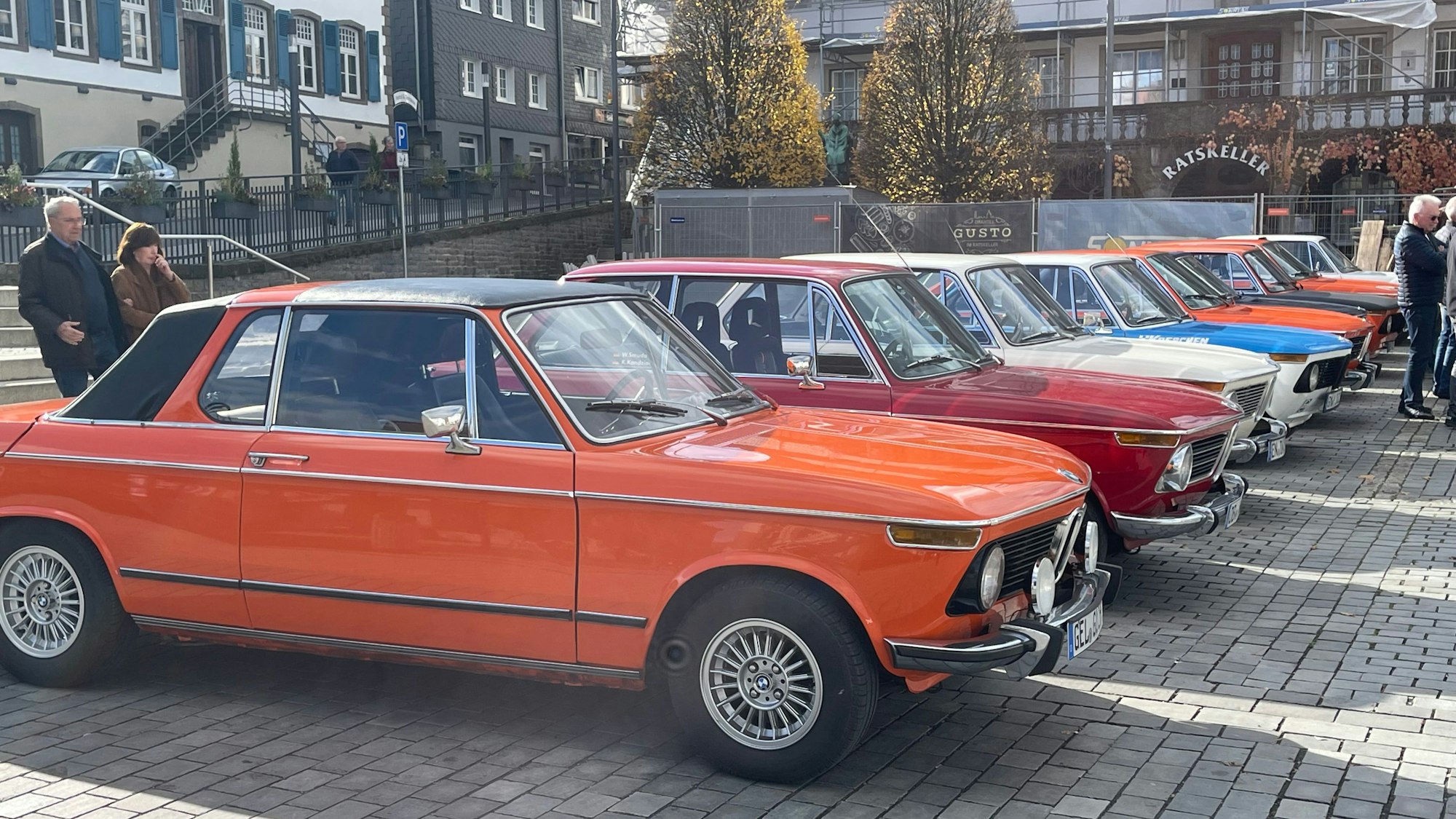 Die BMW stehen in Reih und Glied.