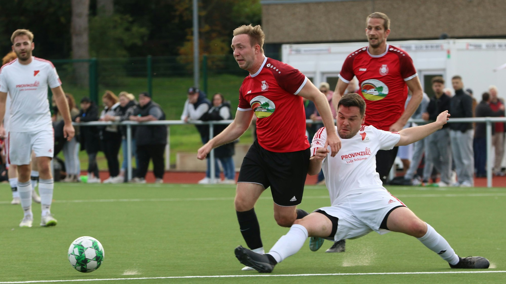 Sebastian Nietmann grätscht gegen Jonas Hohn.