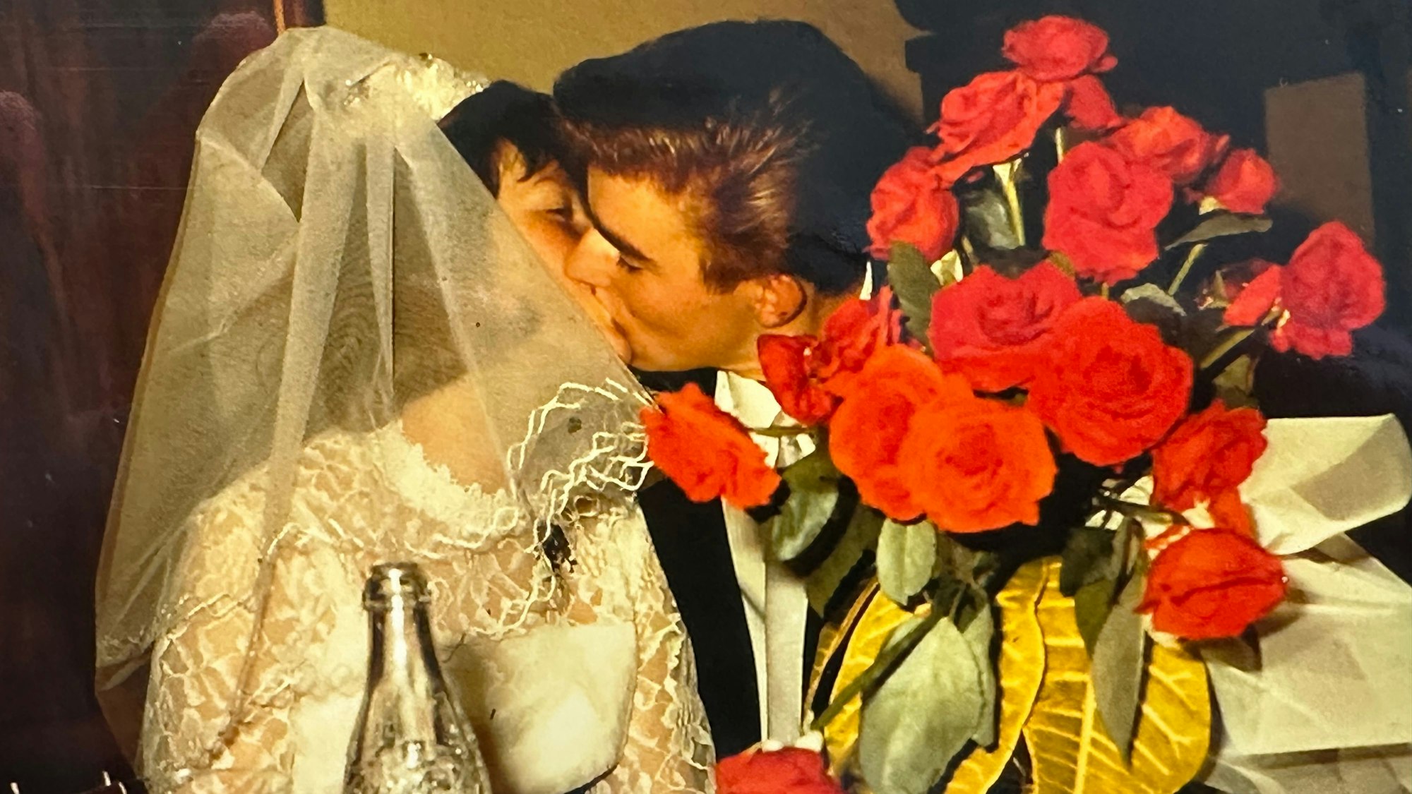 Ein leidenschaftlicher Kuss für die junge Braut. Ingrid und Norbert Hausmann gaben sich am 23. Oktober 1965 das Ja-Wort.