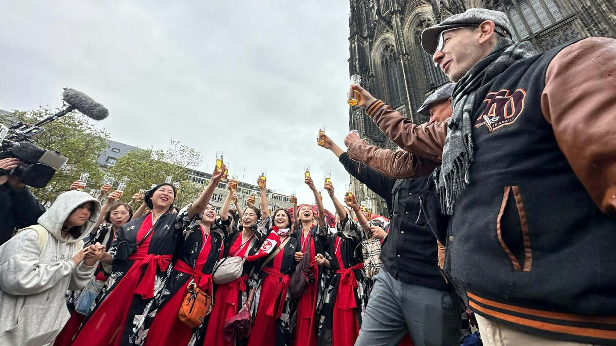 Ein Hoch auf Köln: Der „AKchoir“ stößt mit Jochen Damm und Stephan Loschelders von den Klüngelköpp an.