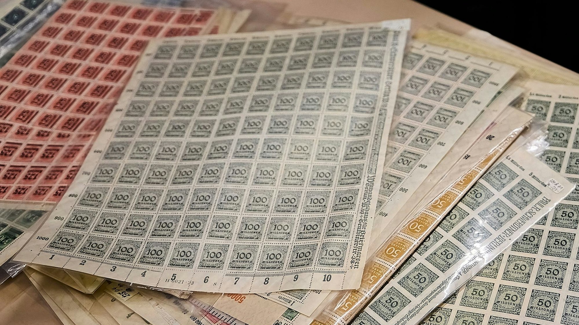 Aus der Inflationszeit in der Weimarer Republik stammen diese Briefmarkenbögen mit Nennwerten von 50 oder 100 Millionen Mark.