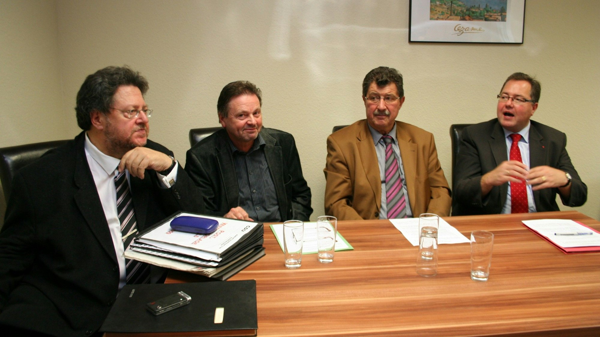 Das Archivfoto von 2009 zeigt Bernd Kolvenbach (CDU), Kreistagsmitglied Hans Schmitz (SPD) und die Fraktionsvorsitzenden Josef Reidt (CDU) und Uwe Schmitz (SPD) bei der Vorstellung des Koalitionsvertrages.