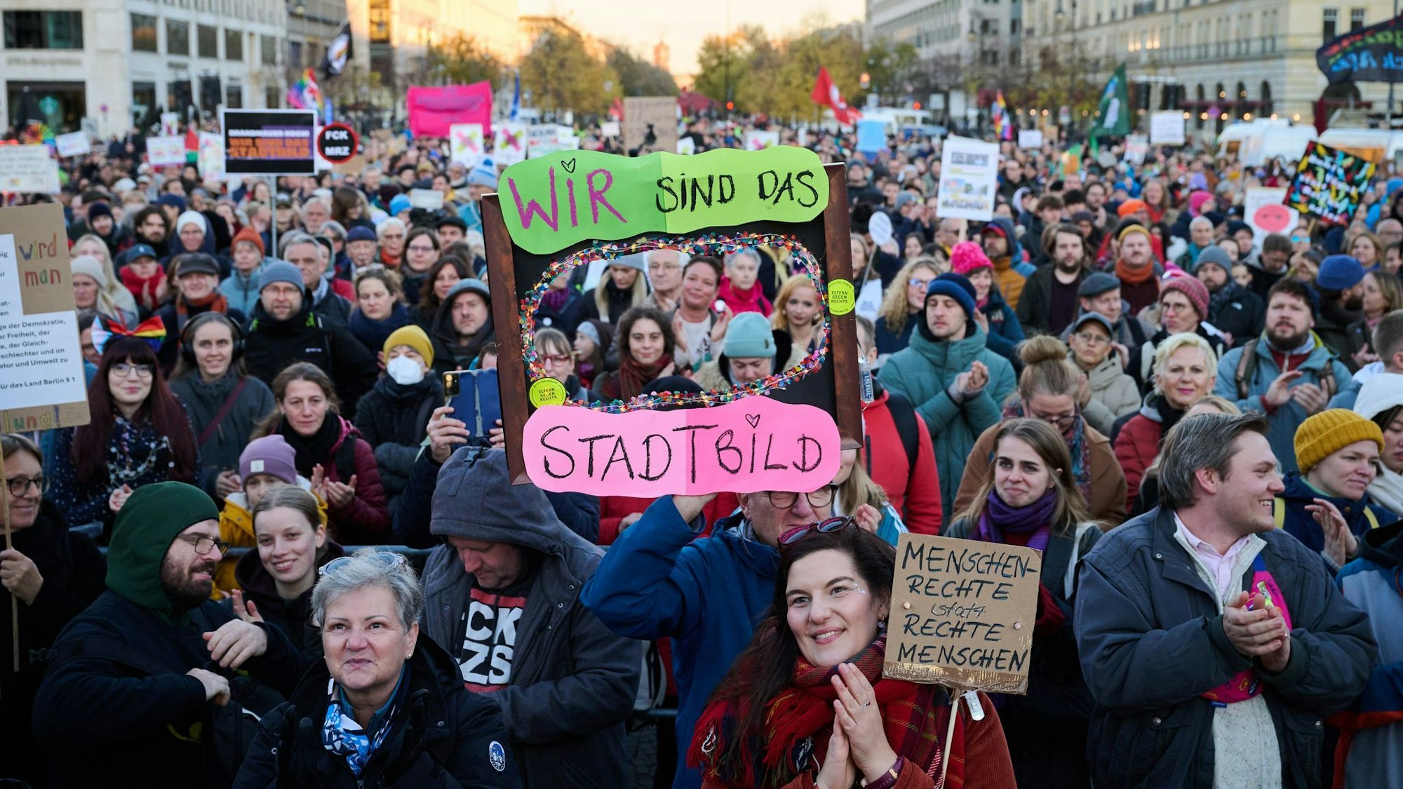 In Berlin und Kiel sind Demonstrationen zu den Merz-Äußerungen geplant.