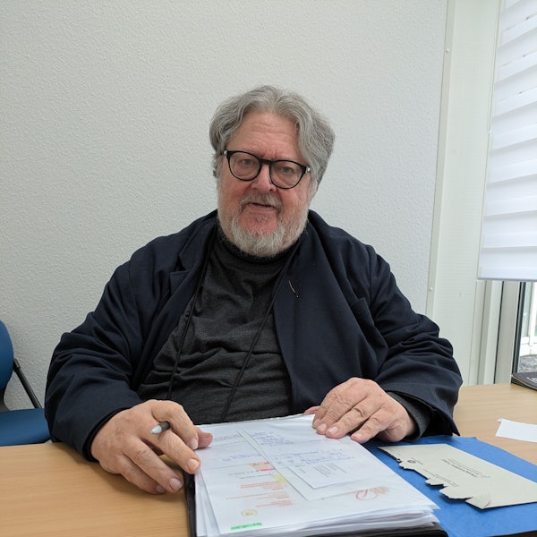 Bernd Kolvenbach am Schreibtisch.