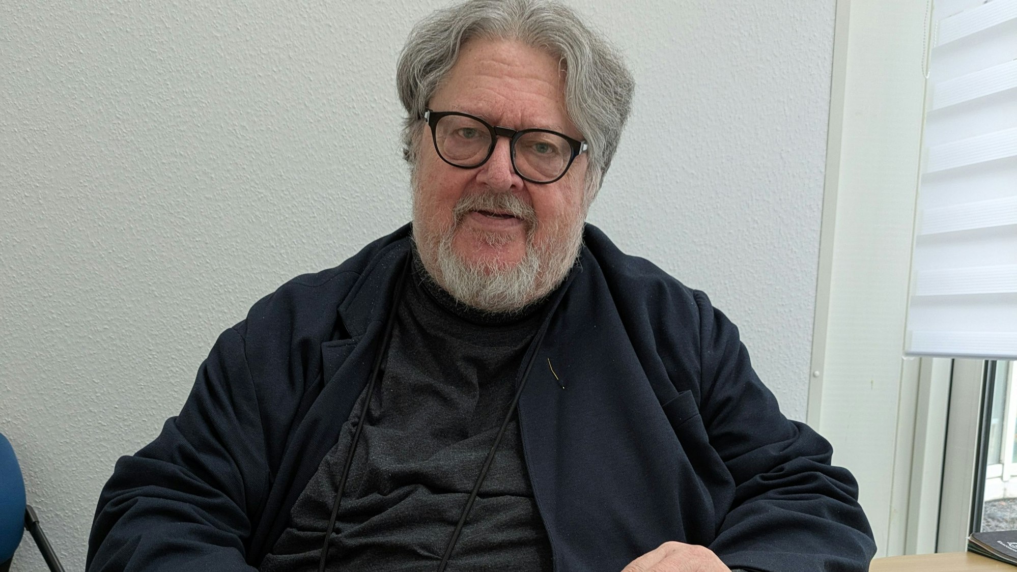 Bernd Kolvenbach am Schreibtisch.