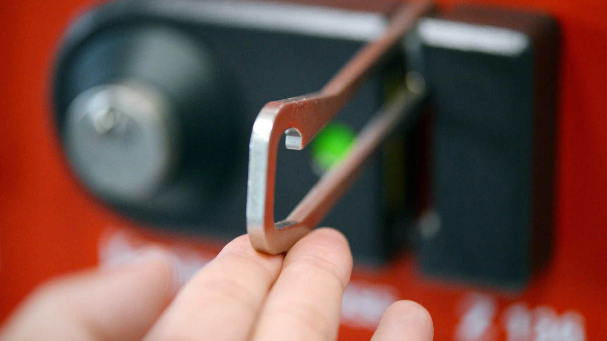 Ein Kastenschluss mit einem Sperrbügel dient der zusätzlichen Sicherung vor Einbruch.